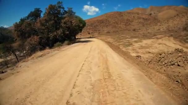 Die Private Ranch Straße Aus Fahrzeugperspektive Durch Tore Verlassen — Stockvideo