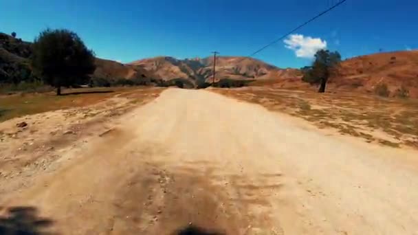 Fahren Auf Einer Privaten Schotterstraße Einer Leeren Ranch — Stockvideo