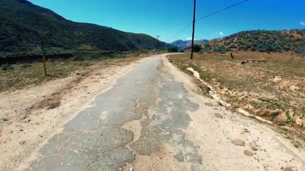 Αργά Οδήγηση Κάτω Από Ιδιωτικό Ράντσο Πρόσβαση Road — Αρχείο Βίντεο