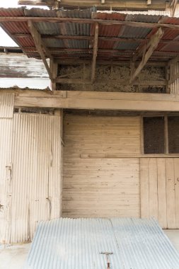 Kaplamalı terk edilmiş bir fabrikanın dış görünüşü..