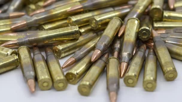 Gros Plan Fusil Munitions Rechargées Tournant Sur Fond Blanc — Video