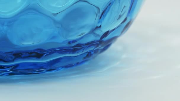 Κοντινό Πλάνο Του Μπλε Κυψελωτό Μοτίβο Γυάλινο Βάζο Περιστρεφόμενο — Αρχείο Βίντεο