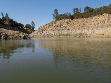 Göl kıyısı sarp uçurum kenarına
