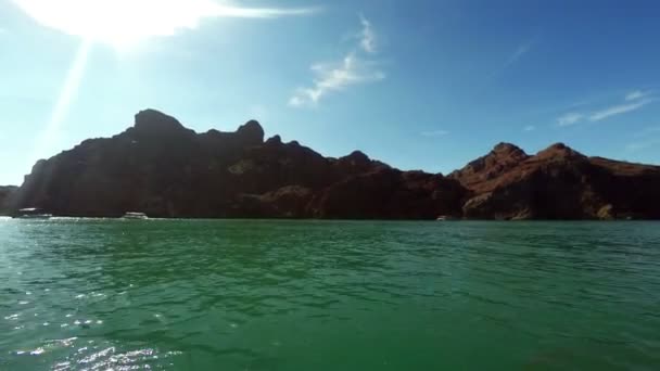 Schilderachtig uitzicht vanaf boot langs de Colorado rivier — Stockvideo