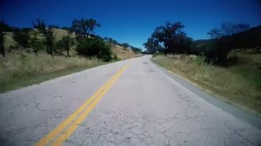 POV sürüş kırsal iki şeritli bir yol aşağı