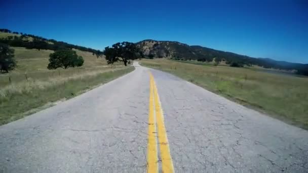 Проезд по сельской дороге — стоковое видео