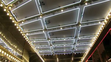 Neon kayan yazı ve ışıkları takip