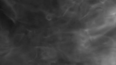 Duman siyah arka plan üzerinde yumuşak Whisps