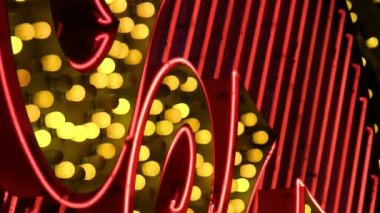 Neon ve kovalayan ışıklar