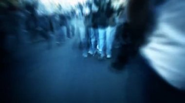 Kalabalığın içinden hızlı hareket