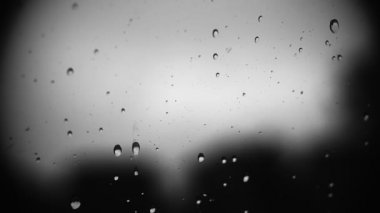 Yağmur damlalarının cama toplama