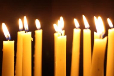 Karanlığın içinde mum burn