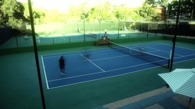 Tenis oynayan insanlar