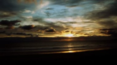 gün batımında california beach
