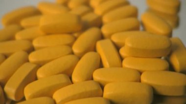 Turntable dönen büyük sarı vitamin yakın çekim
