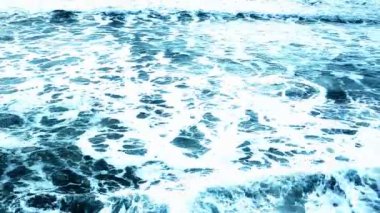 Dalgalar kumsalda çökmesini