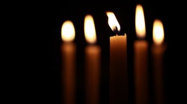 Karanlıkta Yakılan mum