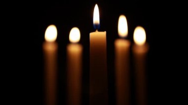 Karanlığın içinde mum burn