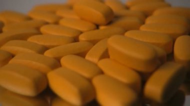 Büyük sarı vitaminler saat yönünün tersine döndür