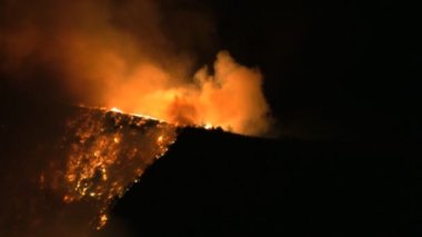 Yamaca azgın yangın