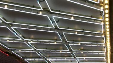 Neon kayan yazı ve ışıkları takip