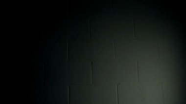 ampul bi duvarının yakınında