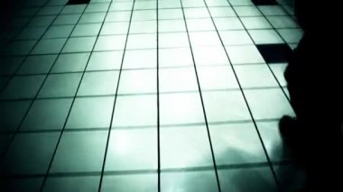 Metro istasyonunda yürüyüş