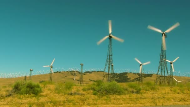 Ветряные турбины на ветряной электростанции — стоковое видео