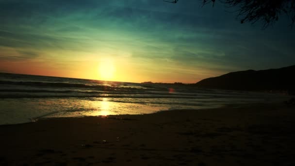 Красочный закат на пляже — стоковое видео