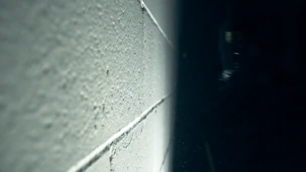 Ampoule se brise contre le mur 