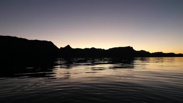 Плавая по спокойному озеру — стоковое видео