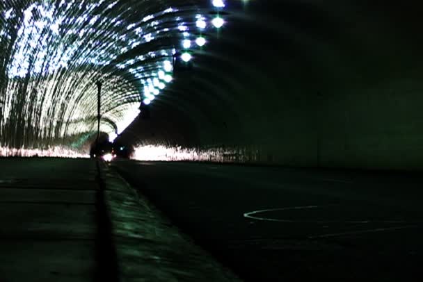 Автомобиль проходит через туннель — стоковое видео