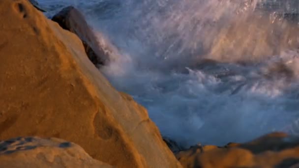 Schöne Wellen bei Sonnenuntergang — Stockvideo