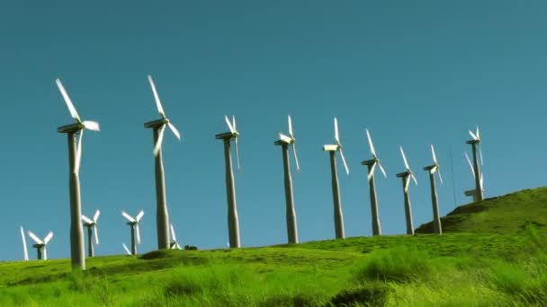 Спина вітрових турбін — стокове відео