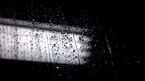 Gotas de lluvia cayendo sobre ventana — Vídeos de Stock