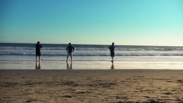 Hombres pescando en la playa — Vídeos de Stock