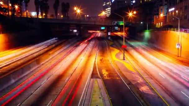 Tráfico de la autopista en la noche — Vídeo de stock