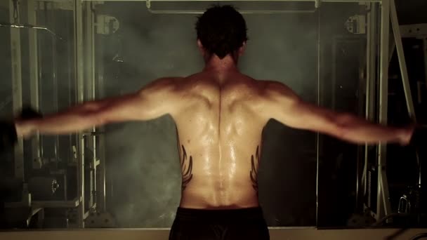 Muskulös fitter junger Mann beim Armheben — Stockvideo