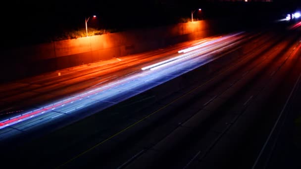 Ljusa strimmor trafik på natten — Stockvideo