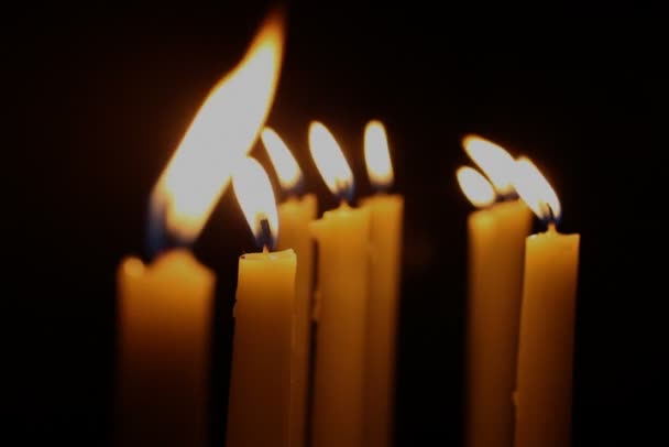 Kaarsen branden in duisternis — Stockvideo
