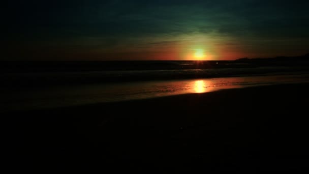 Donkere zonsondergang op de Beach — Stockvideo