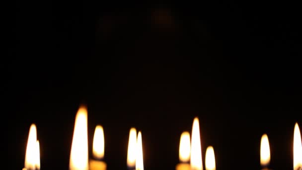 Svíčky v temnotě — Stock video