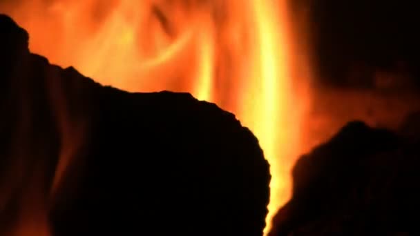 Felsen mit Flammen im Hintergrund — Stockvideo