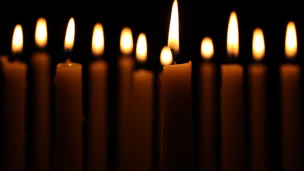 Velas ardientes en negro — Vídeos de Stock