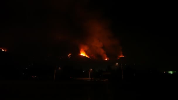 Gran incendio en la noche — Vídeos de Stock