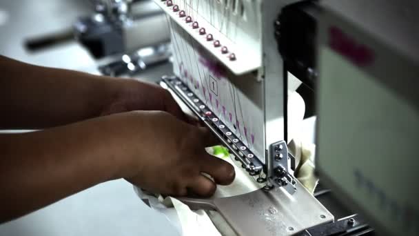 Pracownik dostosowuje maszyna do szycia — Wideo stockowe