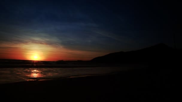 Varma färgstark solnedgång på stranden — Stockvideo