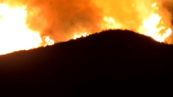 Fuego furioso en la ladera — Vídeo de stock