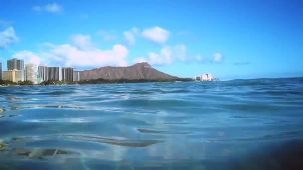 Yüzen üzerinde su beach yakınındaki — Stok video