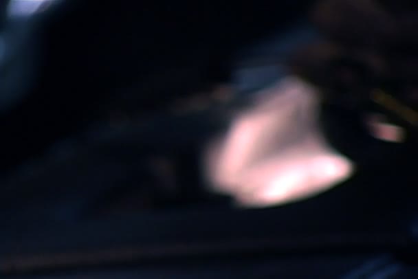 发动机气门的手电筒照耀 — 图库视频影像